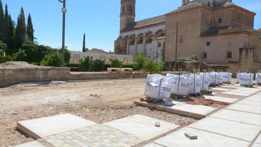 El Ayuntamiento renueva la calzada de la explanada de la Alcazaba
