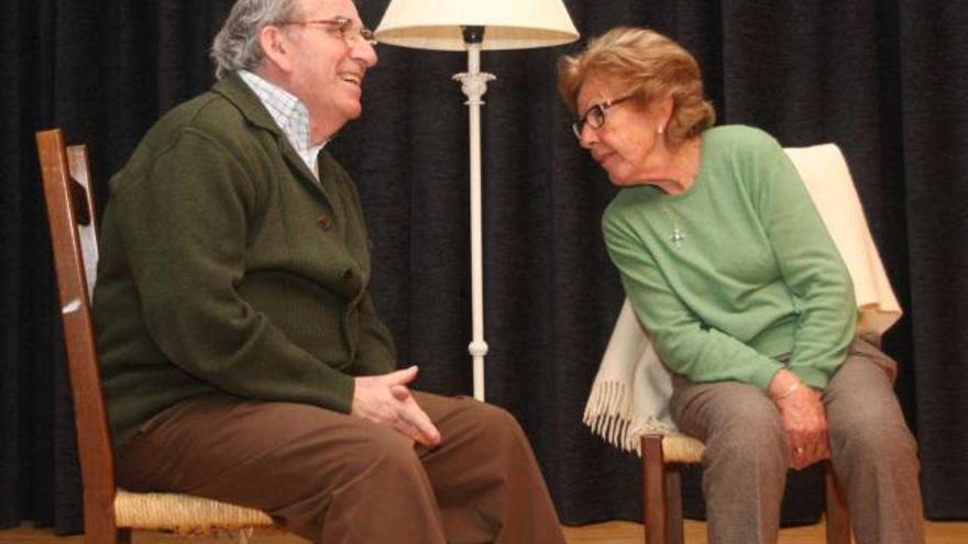 Emilio Serrano y Menchu Álvarez del Valle, durante una representación teatral en Ribadesella.