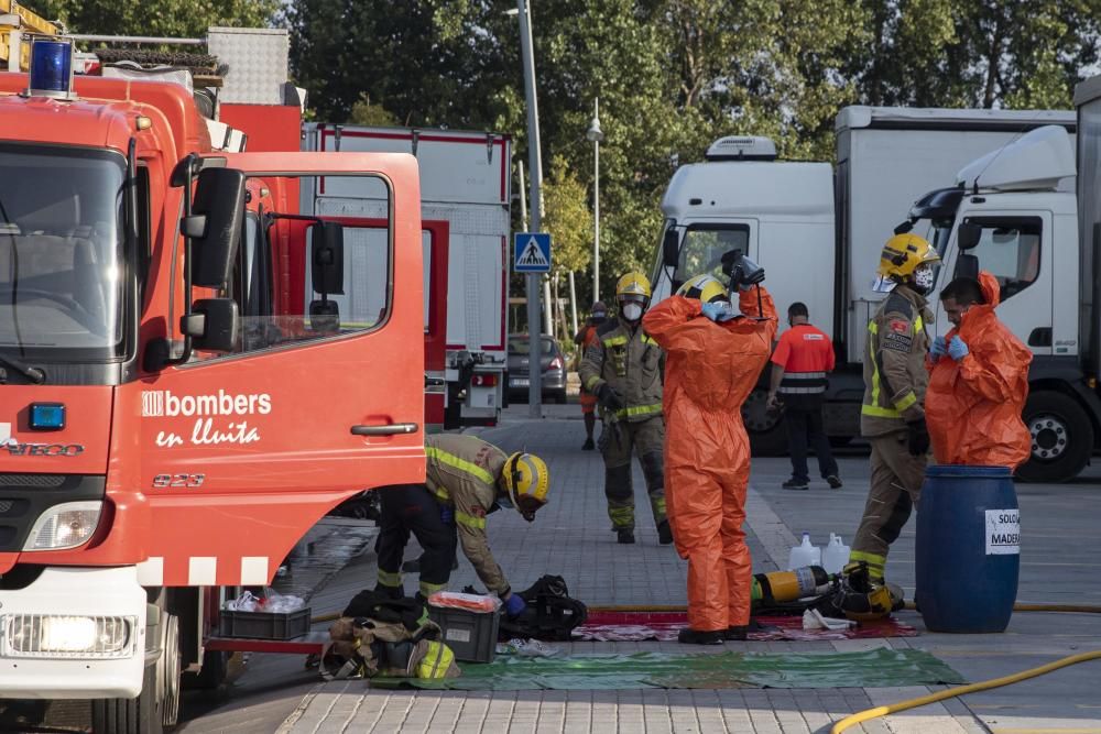 Els Bombers treballant en la fuita d'àcid clorhídric en un camió a Vilablareix