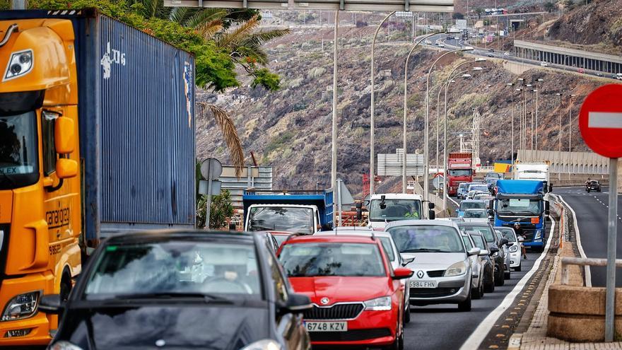 Cortes y colas en Santa Cruz por los preparativos para el Día de las Fuerzas Armadas