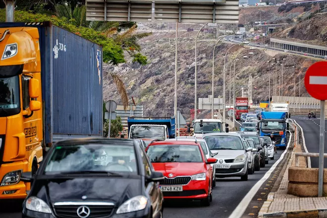 Cortes y colas en Santa Cruz por los preparativos para el Día de las Fuerzas Armadas