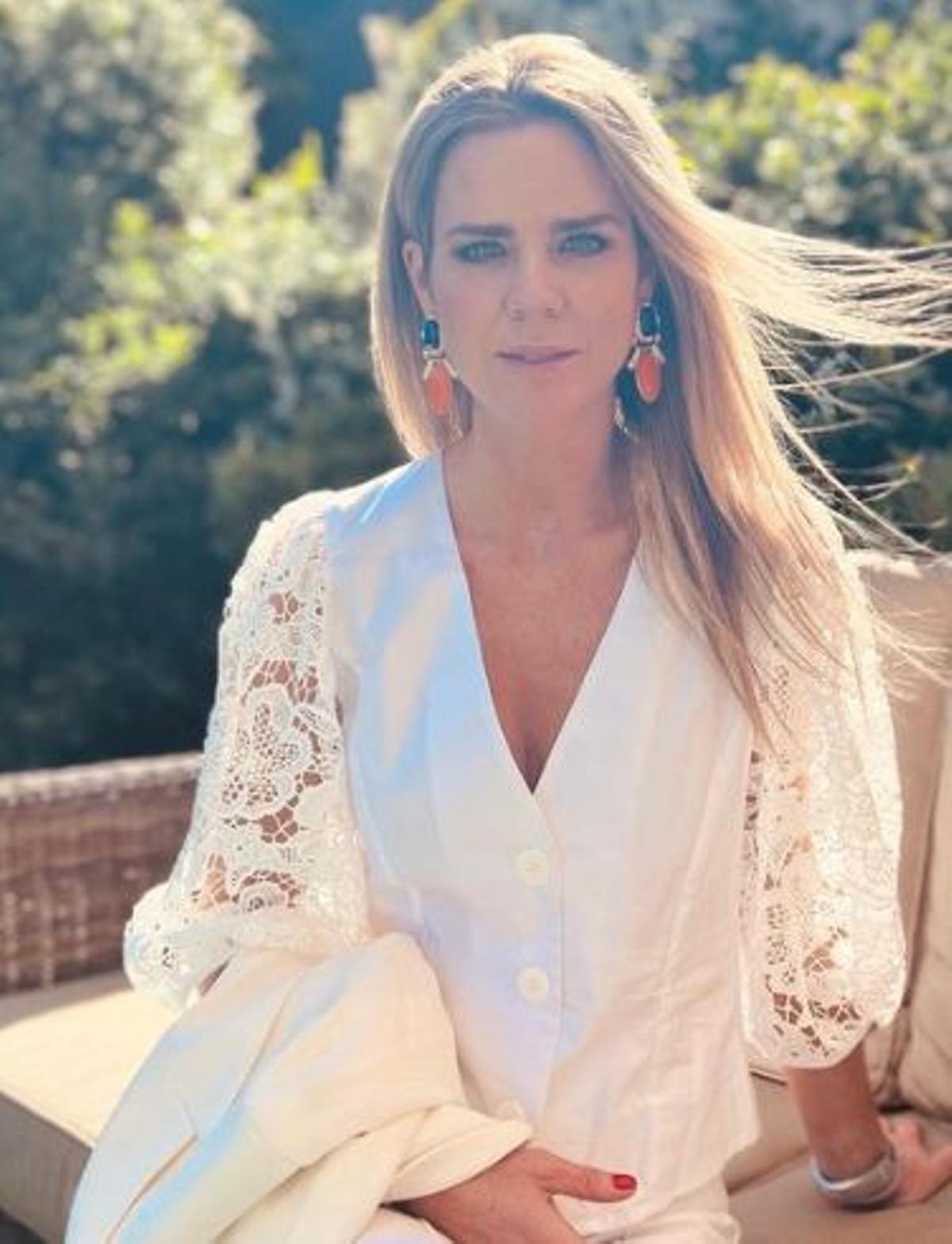 Amelia Bono, con una blusa blanca, en una de sus fotos de Instagram