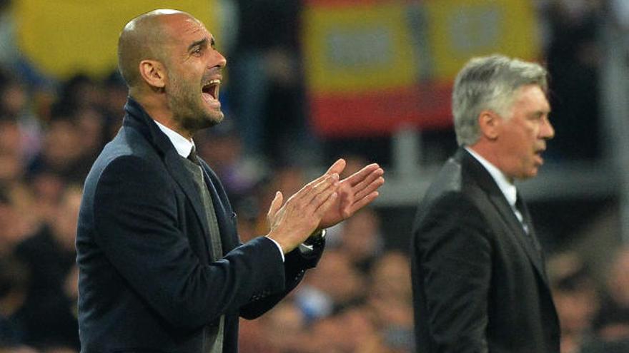 Guardiola anima a sus jugadores con Ancelotti al fondo, en el Bayern-Real Madrid europeo de abril de 2014.