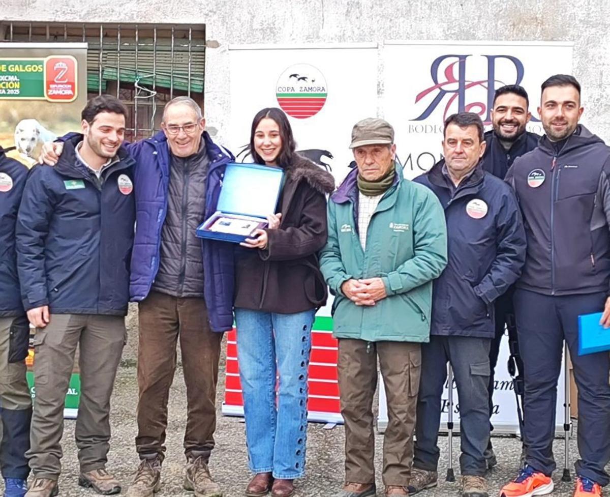 José Alonso recibió el homenaje de los galgueros zamoranos, y dos de las colleras que compitieron el domingo. | COPA ZAMORA