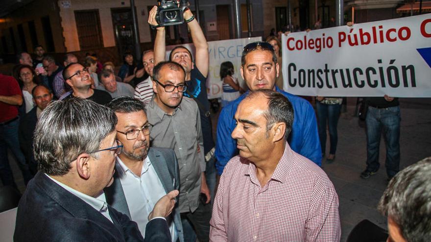 Puig atiende a unos padres que reclaman un colegio de ladrillos en Albatera