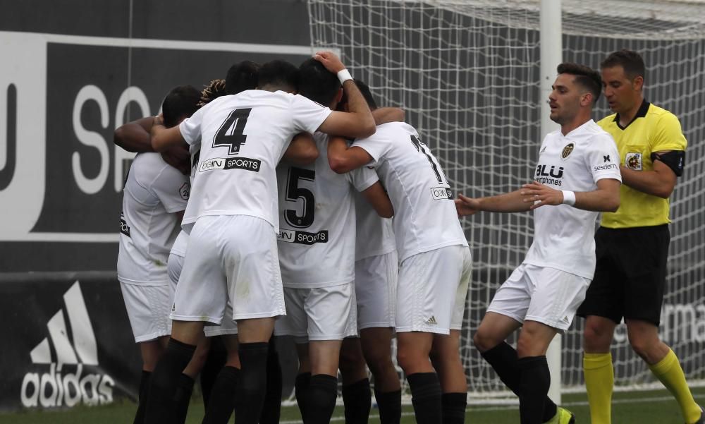 El filial valencianista salva la categoría en el último partido