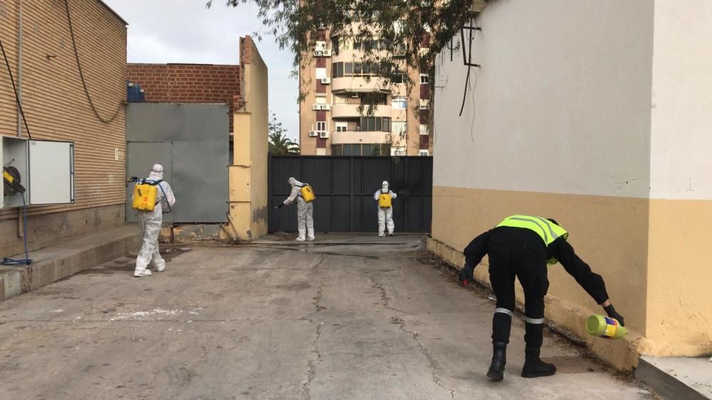 La UME actua en la desinfección de los cuatro hospitales de Málaga.