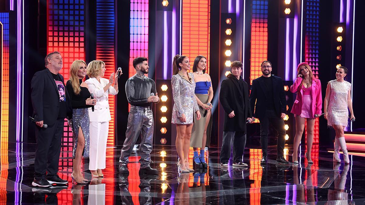 Los cantantes del concurso  'La mejor generación', de Telecinco, con su presentadora, Lara Álvarez, en el centro.