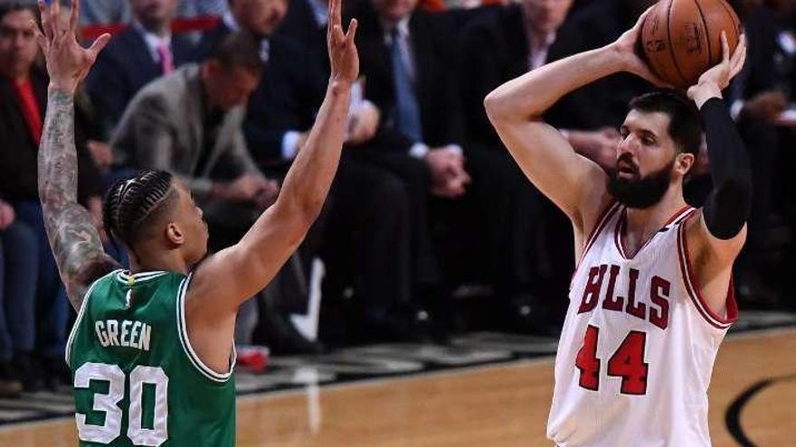 Mirotic busca un compañero al que entregar el balón.