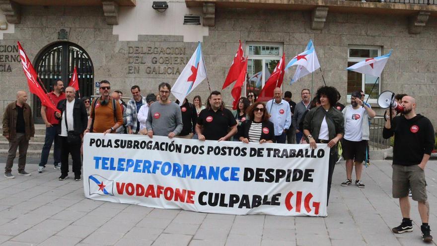 Concentración de trabajadores deTeleperformance frente a la Delegación del Gobierno en Galicia.
