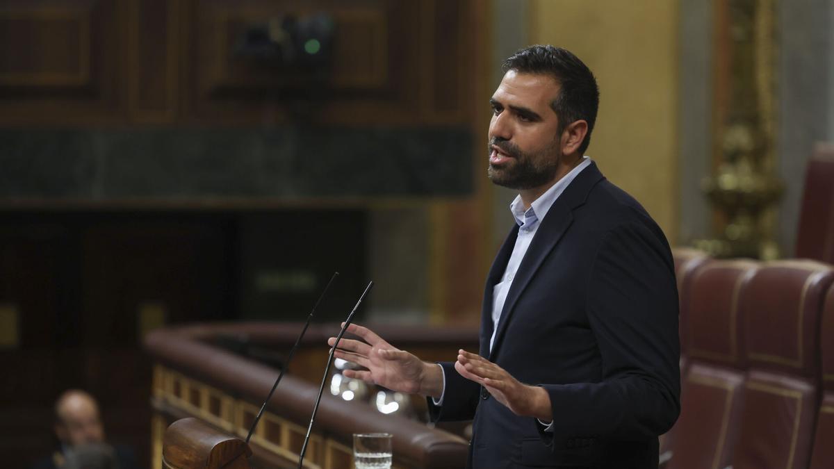 El diputado del PSPV Víctor Camino interviene durante el pleno celebrado por el Congreso este miércoles.