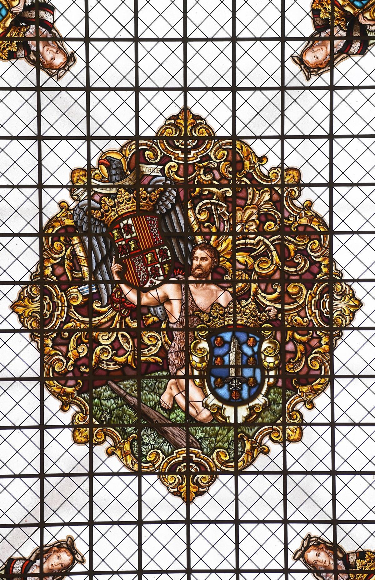 Vidriera del Palacio Municipal con el escudo de España del régimen franquista.