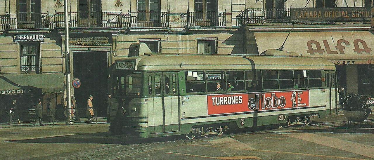 Tranvía de la línea 11 a su paso por la plaza de España el 23 de enero de 1976, el último día de funcionamiento de la red.