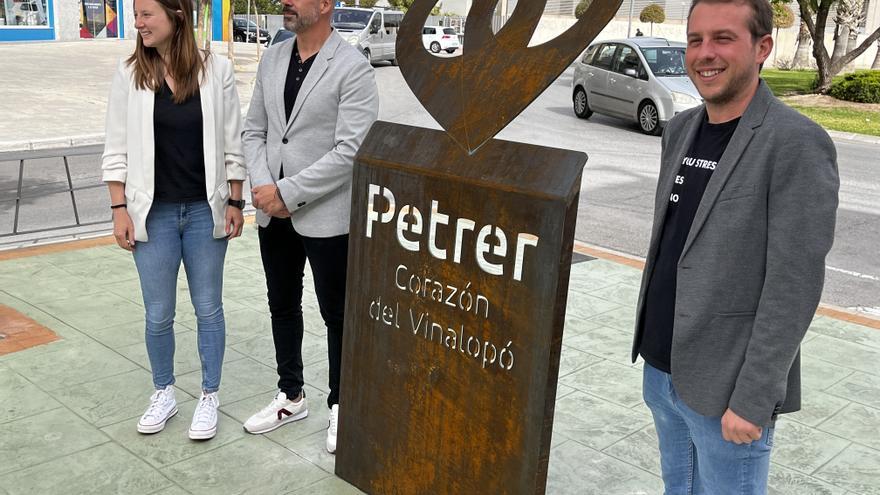 Una escultura de material reciclado preside el nuevo bulevar de la avenida Felipe V en Petrer