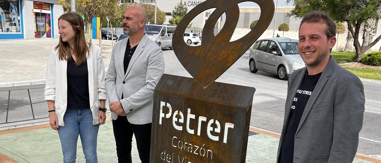 La inauguración de la escultura &quot;Petrer, Corazón del Vinalopó&quot;.