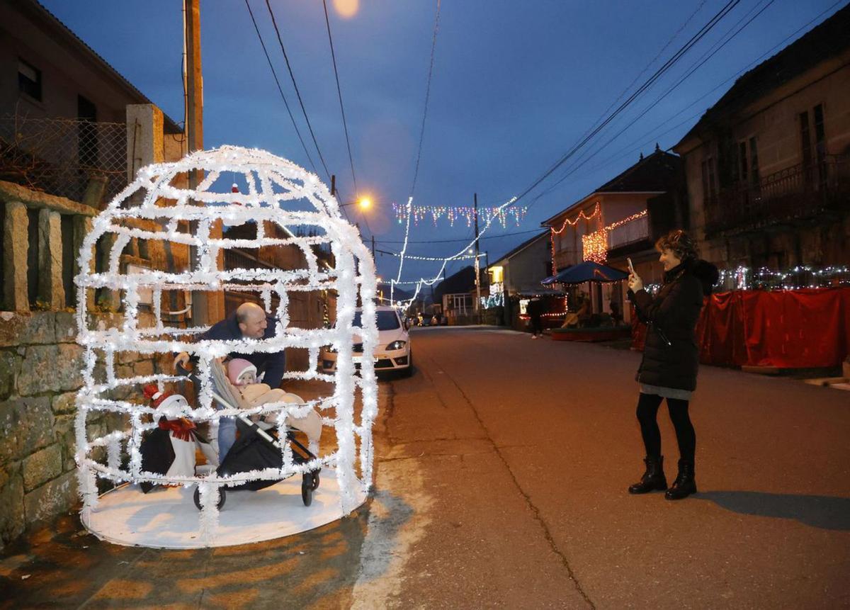 Los adornos en Figueirido, como el gran trineo, tampoco podían faltar este año. | G. SANTOS