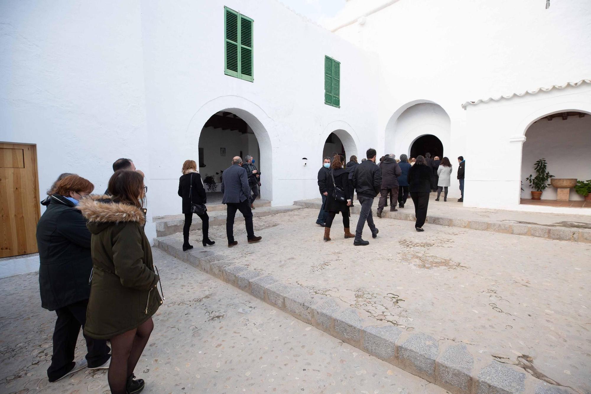 Las 'Pissarres Pitiüses' de la Escola d’Art de Ibiza: Entre ‘La noche estrellada’ de Van Gogh y la psicodelia