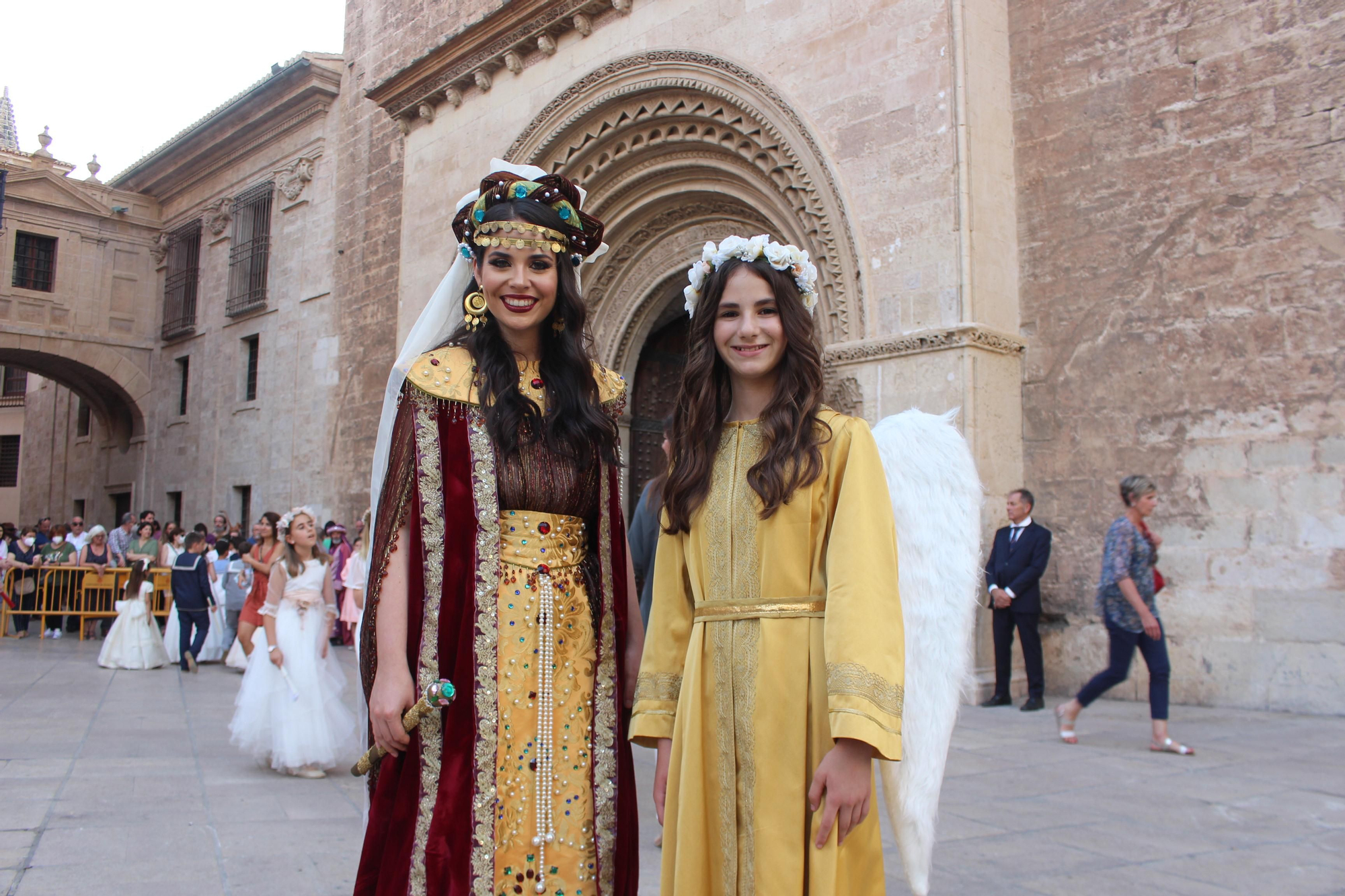 Carmen, Nerea, la reina de Saba y el Ángel del Desierto, en la procesión del Corpus