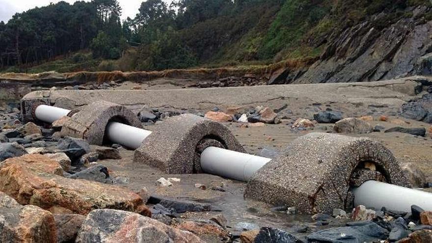 Tramo del emisario de la ría de Navia en la playa de Foxos.