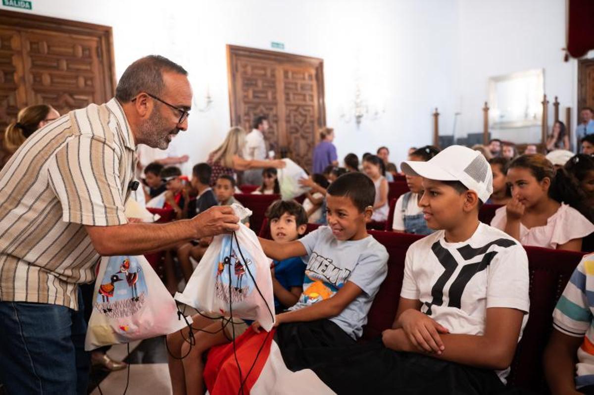 Los niños saharauis viven una jornada institucional en la Diputación de Cáceres Los niños saharauis viven una jornada institucional en la Diputación de Cáceres