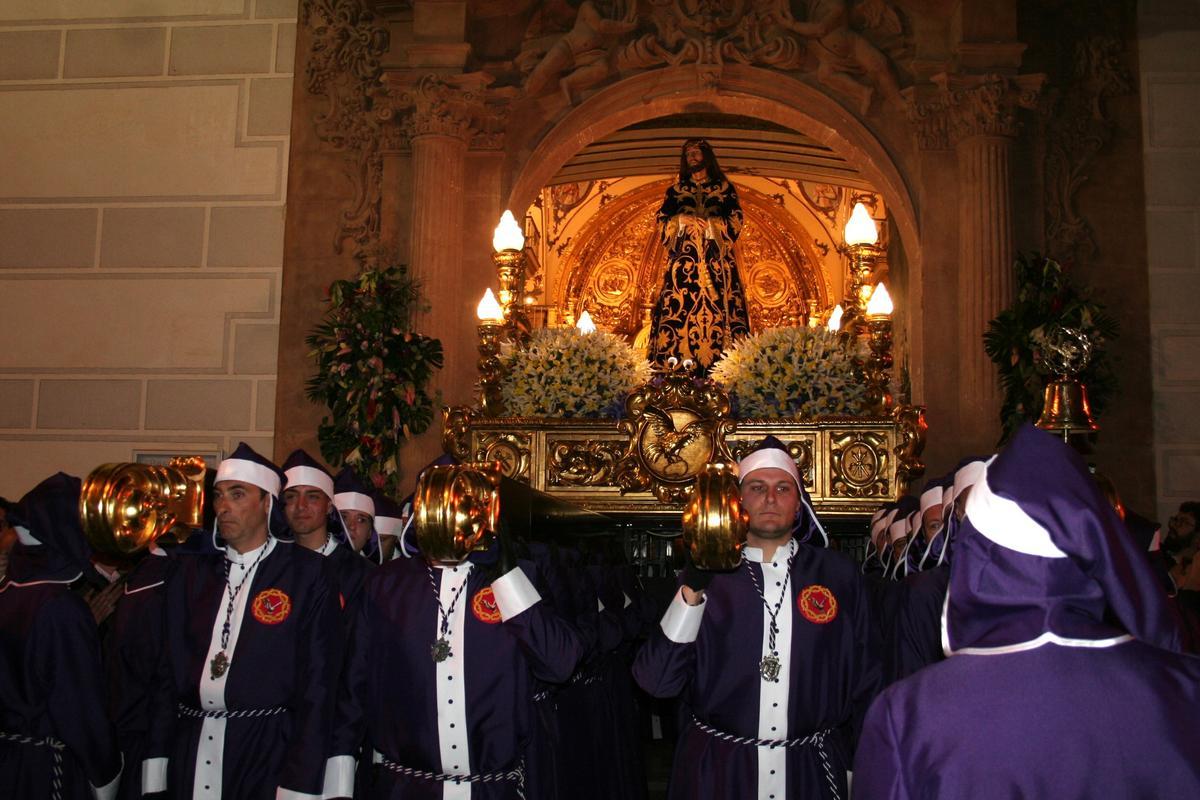 Trono del Cristo del Rescate, del Paso Blanco, en su salida procesional.