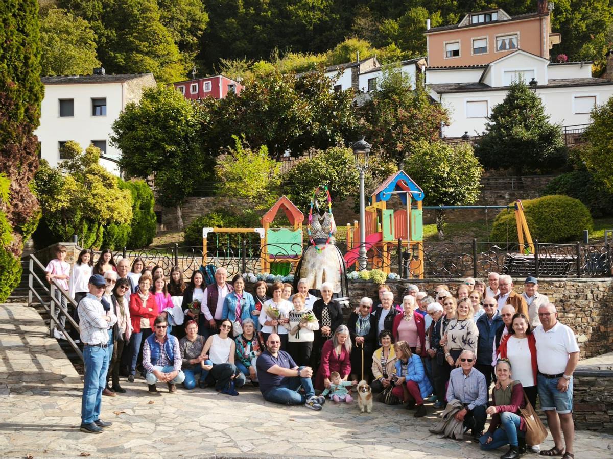 Foto de familia junto a la escultura de "Servanda".