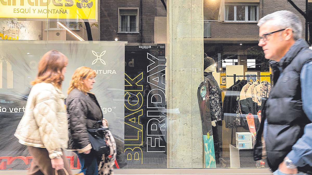 Carteles del Black Friday con gente de comprar caminando