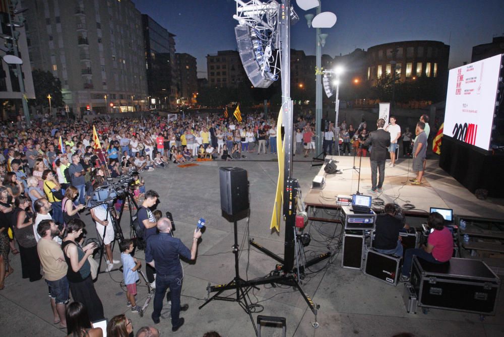 Concentració a la plaça de l''U d''octubre de Girona per l''aniversari del 20-S