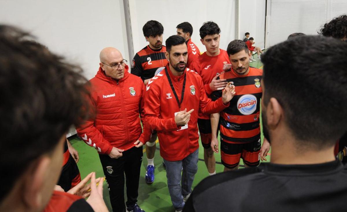 Cacheda arenga a los suyos en un tiempo muerto. | BERNABÉ/JAVIER LALÍN