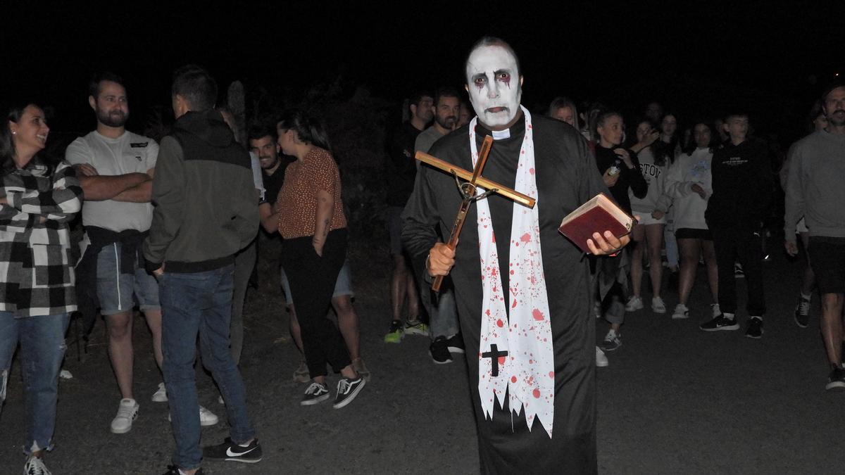 La labor de los voluntarios permite recrear el pueblo fantasma de Chaioso.