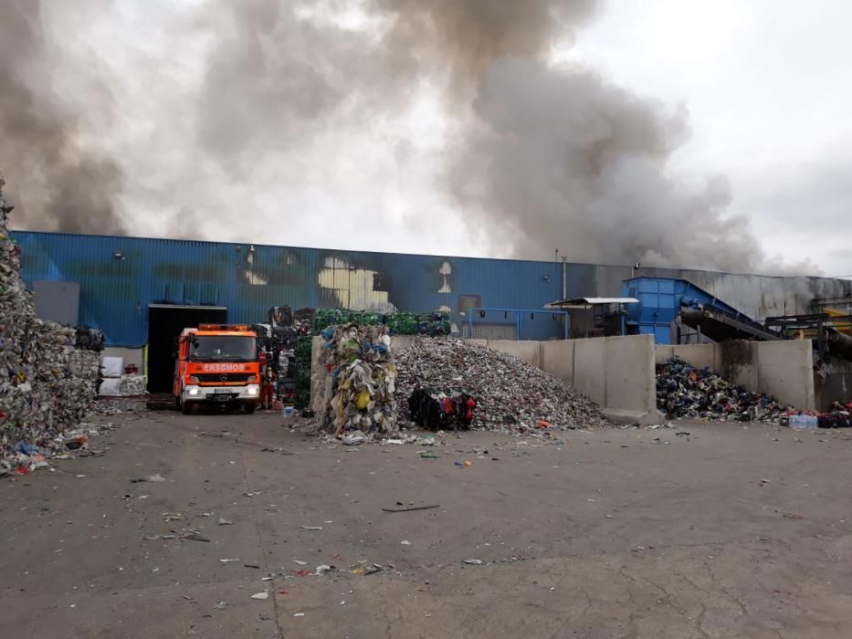 Incendio en una planta de reciclaje de Riba-roja