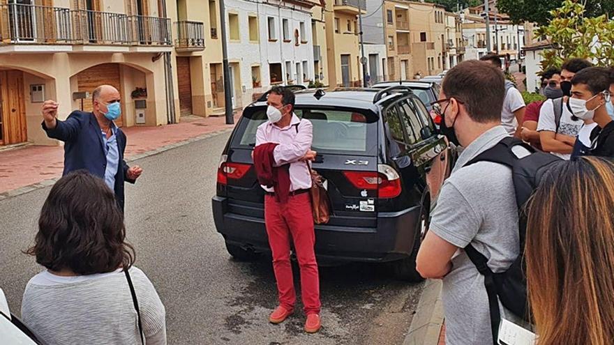 L&#039;alcalde, Joan Serra, parlant amb els estudiants