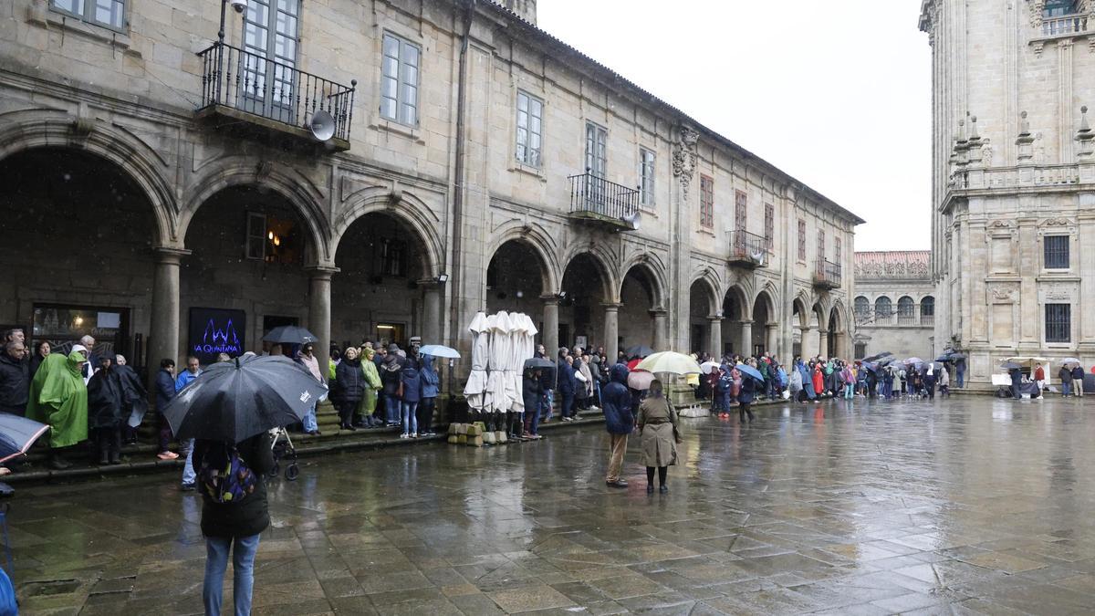 La salida de los pasos para la procesión del Santo Encuentro se ha cancelado por la lluvia. En su lugar, el Arzobispo Monseñor Prieto ha dado el tradicional sermón en la Iglesia de San Miguel do Agro.