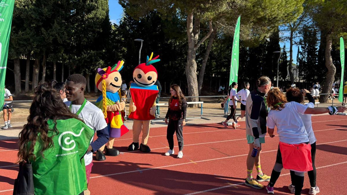 L'Esmolet i l'esmoleta han visitat els participants de la cursa