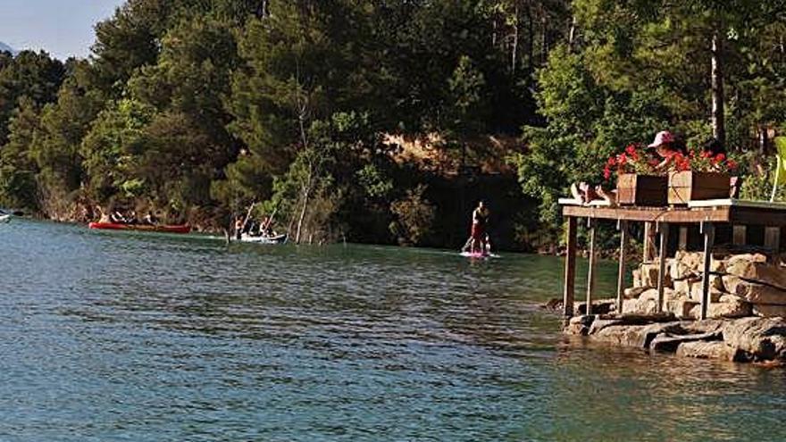 Els banyistes poden fer activitats aquàtiques i d&#039;aventura al pantà de Sant Ponç