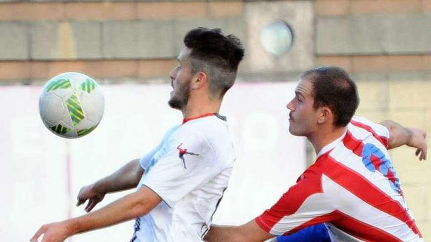 Damián protege un balón en el choque ante L&#039;Entregu.