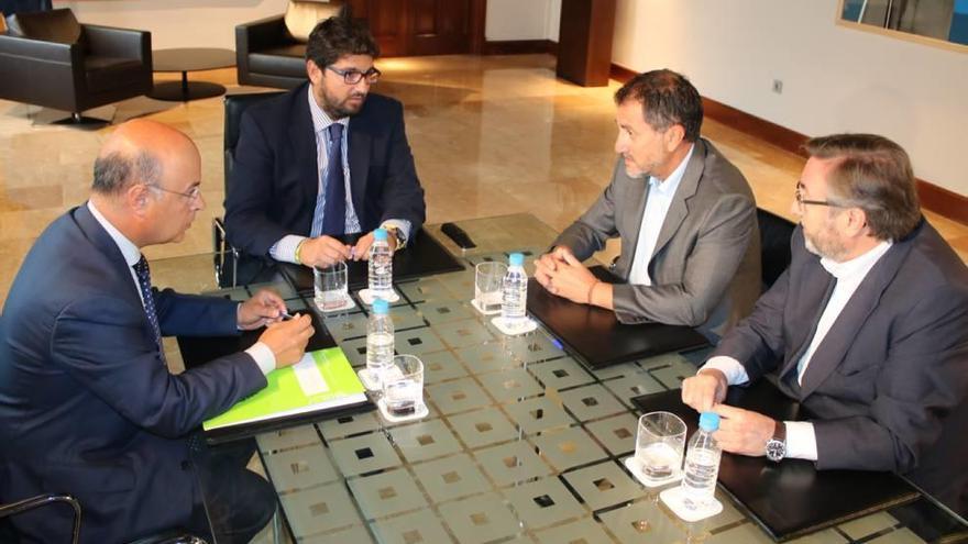 El presidente regional y el consejero de Hacienda, ayer en San Esteban, con el presidente y el vicepresidente de la Casa Regional de Murcia en Barcelona.