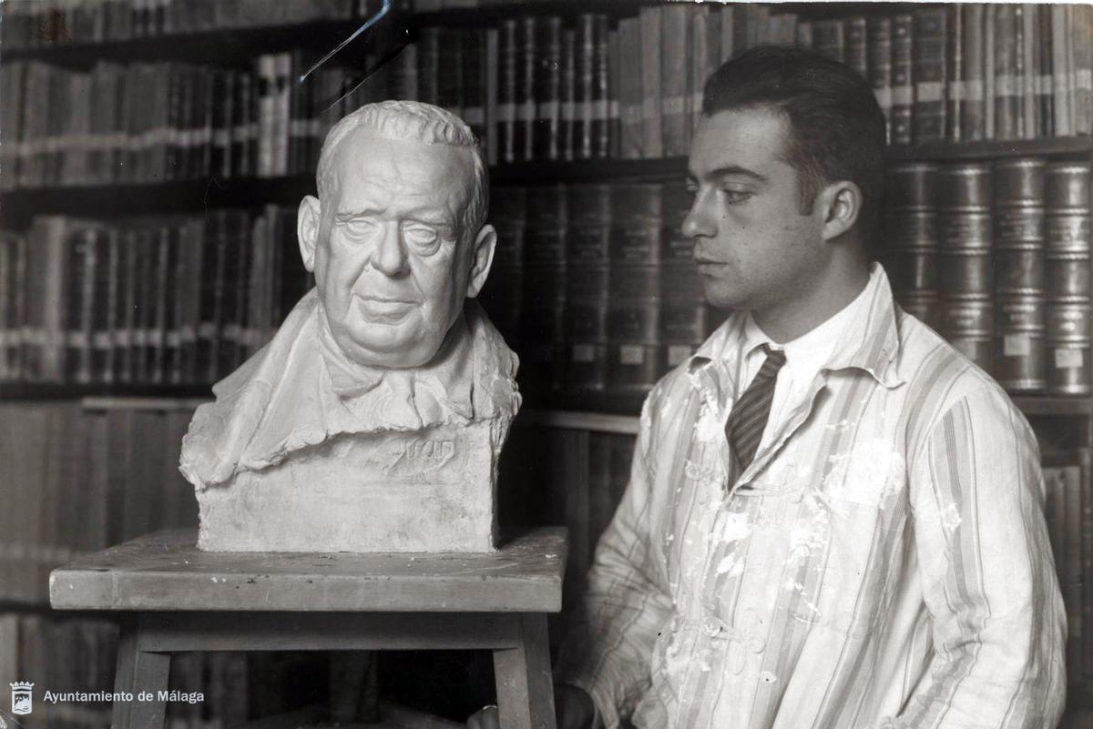 El escultor Juan López con el busto de Narciso Díaz de Escovar