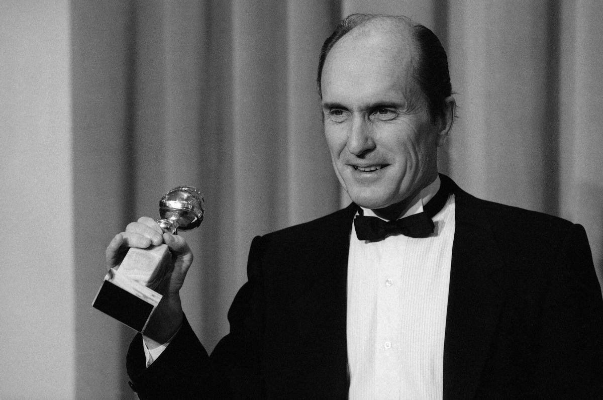 FILE - Actor Robert Duvall holds the Golden Globe award he won for best actor in a dramatic motion picture for his role in "Tender Mercies" in Beverly Hills, Calif., on Jan. 29,198 4. (AP Photo/Lennox Mclendon, File) Associated Press / LaPresse Only italy and spain. EDITORIAL USE ONLY / ONLY ITALY AND SPAIN