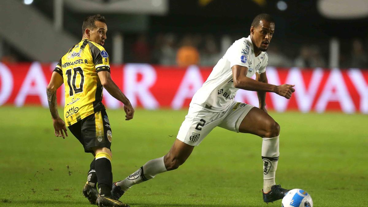Un instante del Santos - Deportivo Táchira.