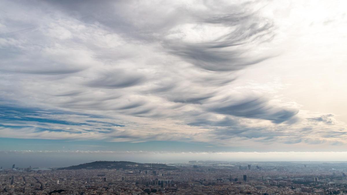 Nubes medias y altas en Barcelona, el mediodía del 21 de febrero del 2024. Las primeras, altocúmulus, mostraban numerosas y espesas virgas.