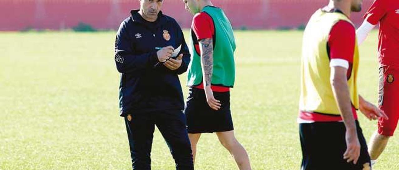 Javier Olaizola, pensativo durante su primer entrenamiento con el Mallorca el miércoles.