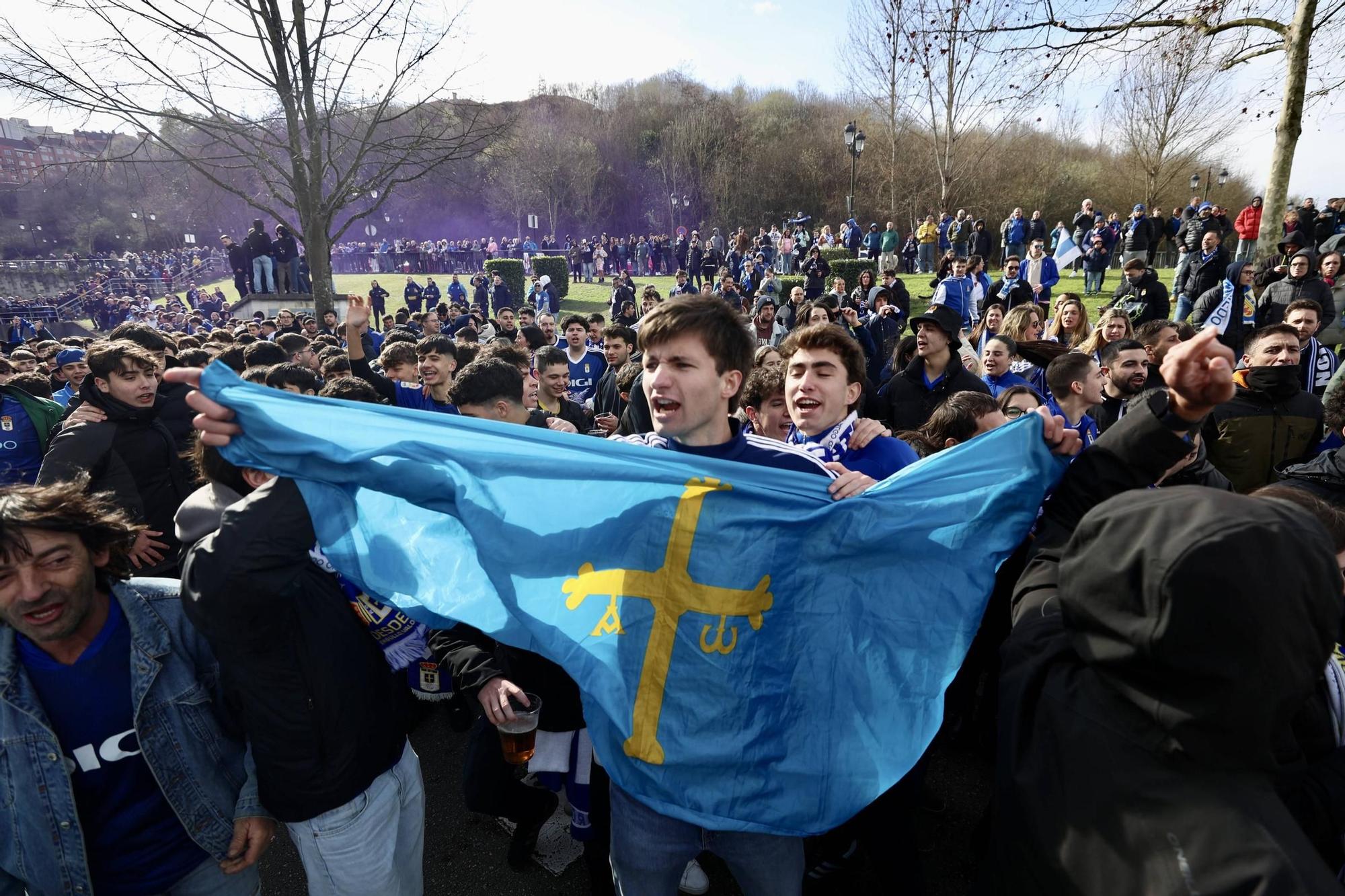 La afición del derbi asturiano en imágenes