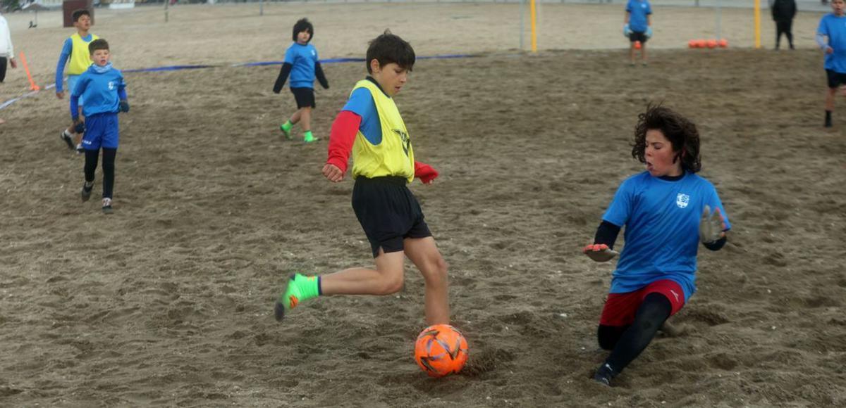 El fútbol playa hace de la playa Compostela su paraíso particular
