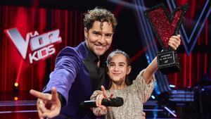 David Bisbal y Alira Moya, ganadora de La voz kids 2024