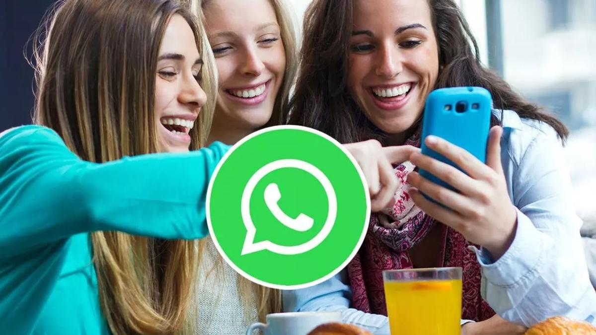 WHATSAPP. Varias mujeres consultan un teléfono móvil
