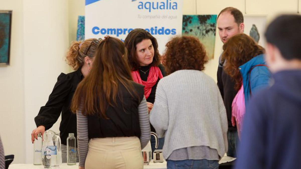 Los profesores de Santa Maria comentan el resultado de la cata.