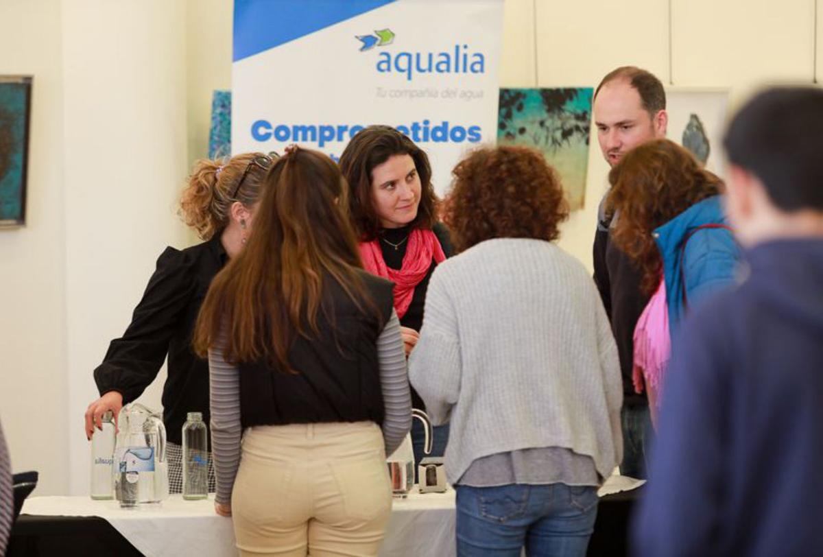 Los profesores de Santa Maria comentan el resultado de la cata.