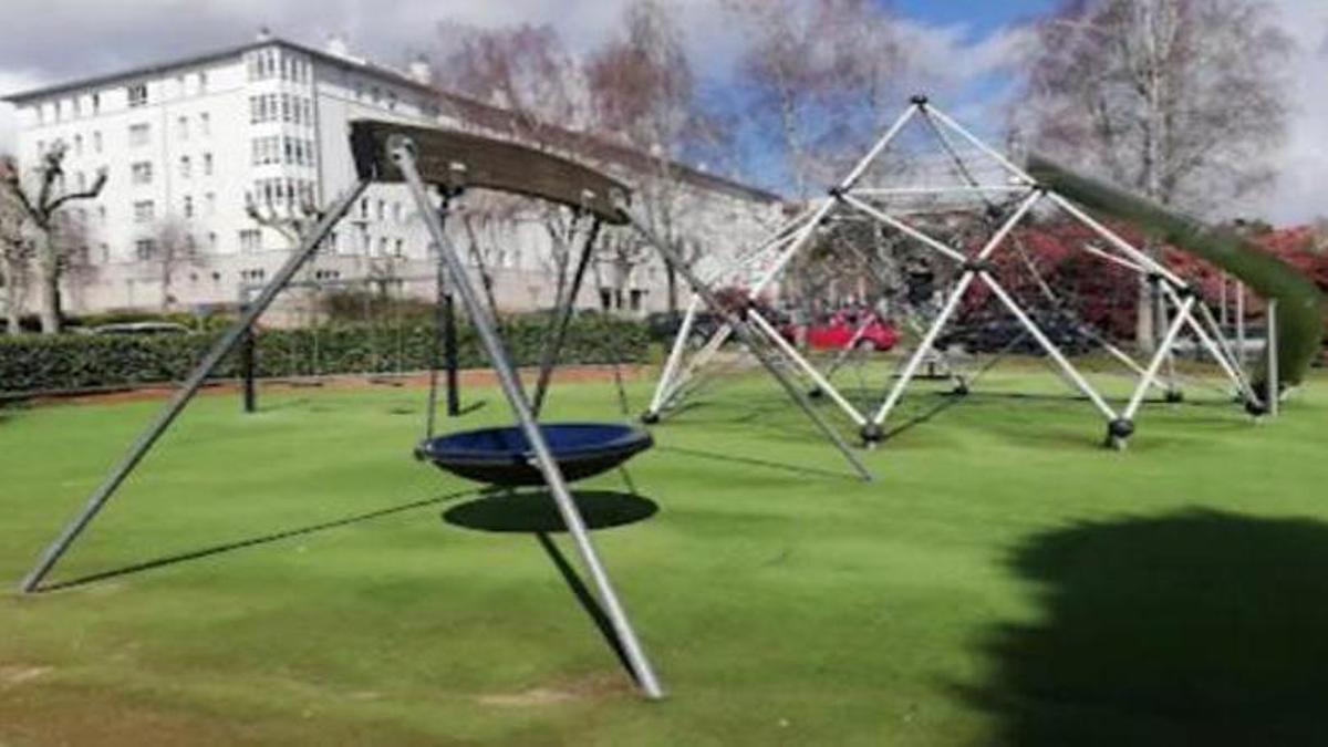 Parque infantil entre as rúas de Lisboa e de Berna, en Fontiñas