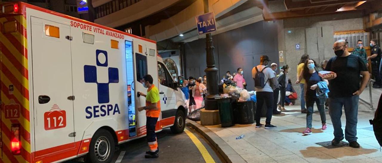 Los servicios sanitarios, antes del traslado de la mujer al hospital la noche del sábado.